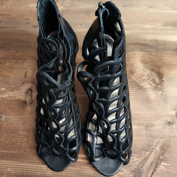 ***SOLD***Vince Camuto Fontanela Women Gladiator High Heels Black Leather Sz 8 - Picture 5 of 10